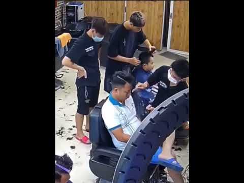 Hoppla beim Friseur für das Kind friseur kind