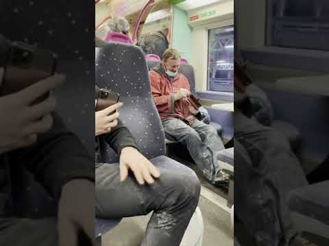 Mann vergisst Kopfhörer ins Handy zu stecken handy kopfhoerer