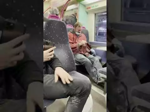 Mann vergisst Kopfhörer ins Handy zu stecken handy-kopfhoerer
