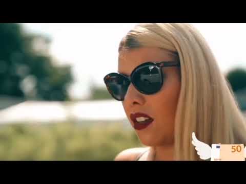 Blondine bekommt ihre Autotür nicht auf blond autotuer