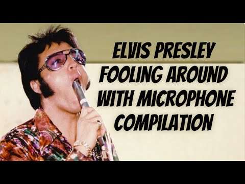 Elvis Presley treibt Schabernack mit Mikrofon elvis mikrofon