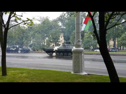 Panzer baut Unfall mit Straßenlaterne