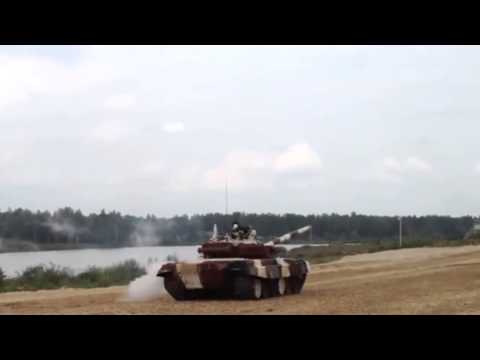 Russischer Kampfpanzer überschlägt sich bei voller Fahrt