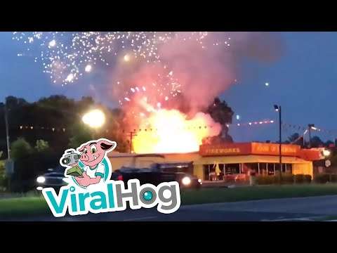 Feuerwerk Geschäft brennt – Raketen steigen