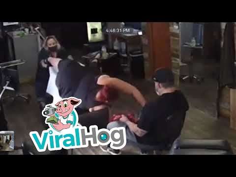 Schwere Kundin fällt vom Tattoo-Tisch zu Boden tattoodame boden