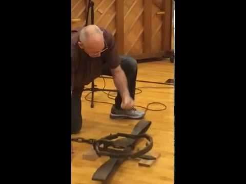 Man punches a bear trap - Amazing baeren falle