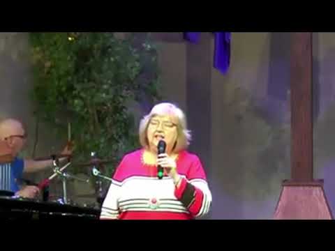 Schlagzeiger wird von Plastik-Baum genervt schlag baum