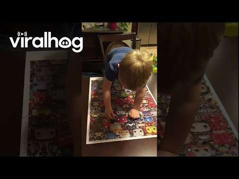 Wenn das Kind ein Puzzle puzzelt kind puzzle