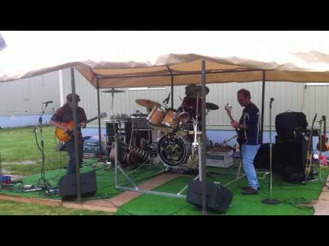 Boingy Boingy Rock Band - Hüpfender Schlagzeuger beim Auftritt rock bandhome