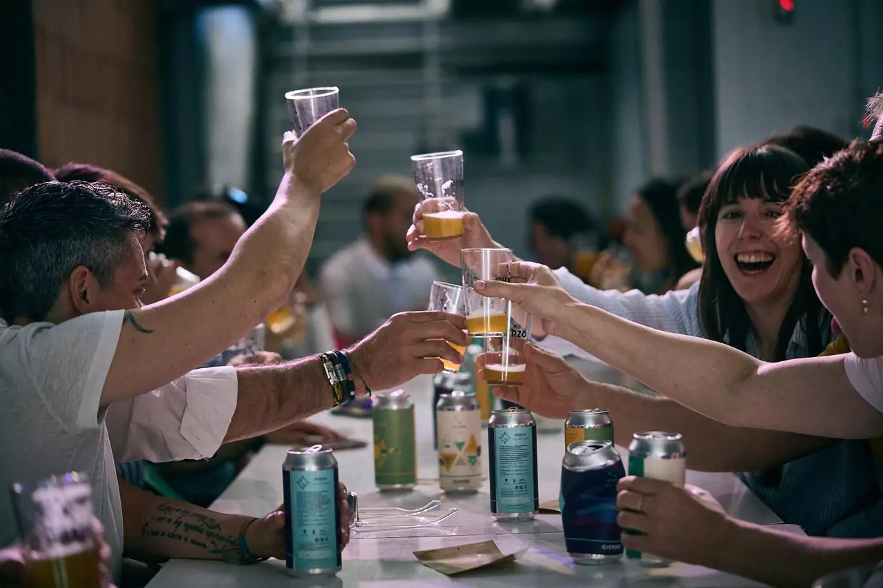 Er will doch nur mit Freunden Bier trinken bier trinken