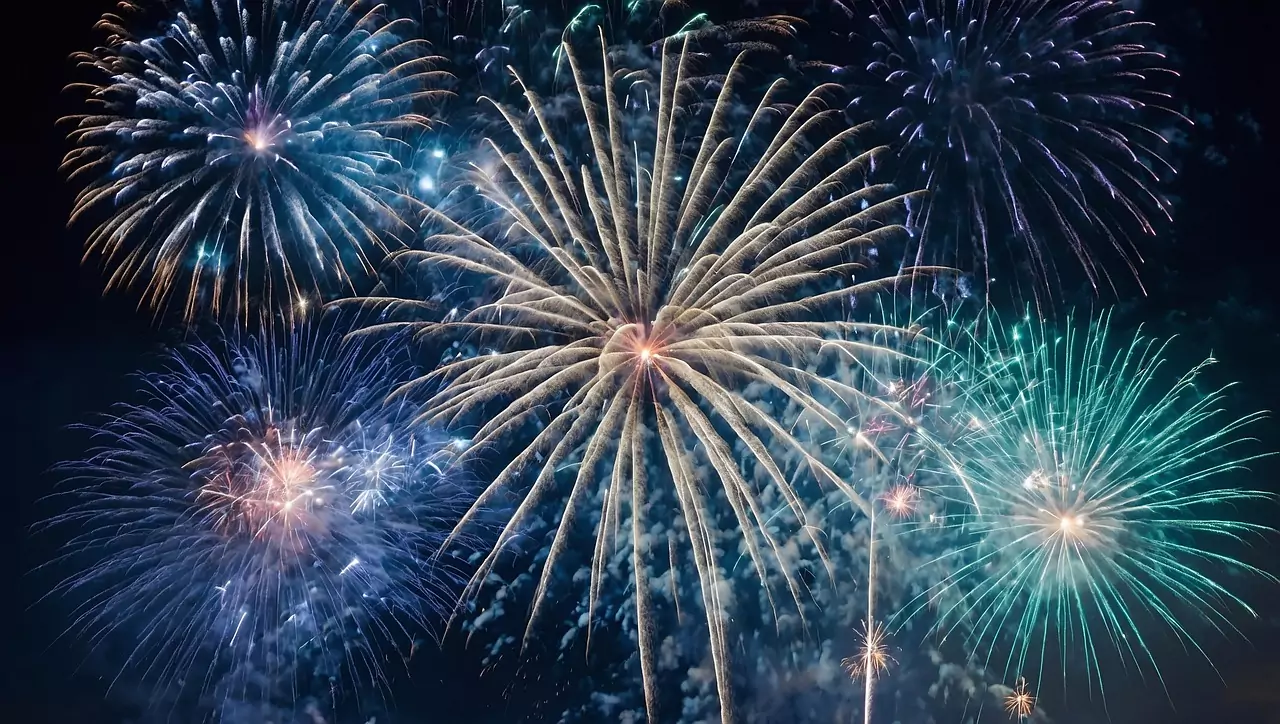 Schönes und großes Feuerwerk mit Zuschauer feuer werk