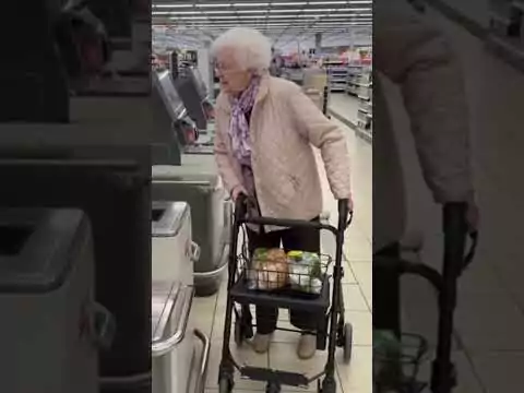Oma sucht den Kassierer im Laden oma einkauf