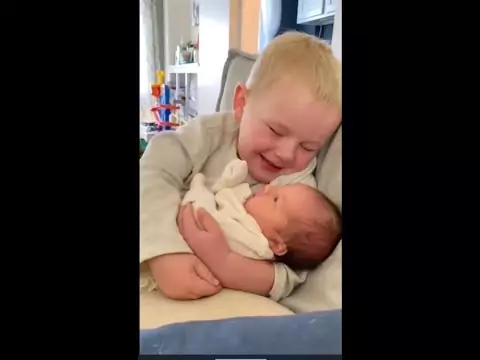 Wenn Kinder zum ersten Mal ihr neugeborene Geschwister treffen neue geschwister